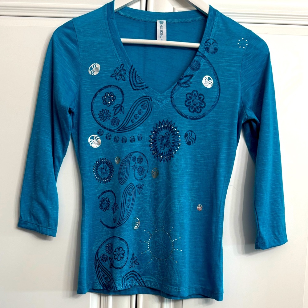 Nu Skin Women’s Size Medium Blue V-Neck 3/4 Sleeve Tee w/Large Paisley Print